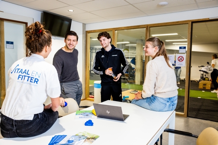 sportkunde_sportqube-gesprek-met-vitaal-en-fitter1_2023.jpg