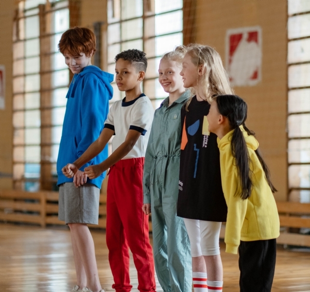 educatie_onderzoekend-handelen-po-gymzaal-kinderen-rij_2021.jpg