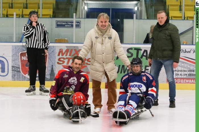 Captains foto met Wethouder Broeren van Nijmegen vooraf van de para ijshockeywedstrijd  Nijmegen - Manchester op 05-02-2023.jpg