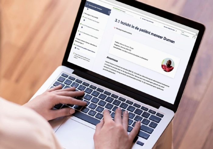 voorbeeld-van-iemand-die-de-e-learning-van-zorg-naar-bewegen-gebruikt-1536x1075.jpg
