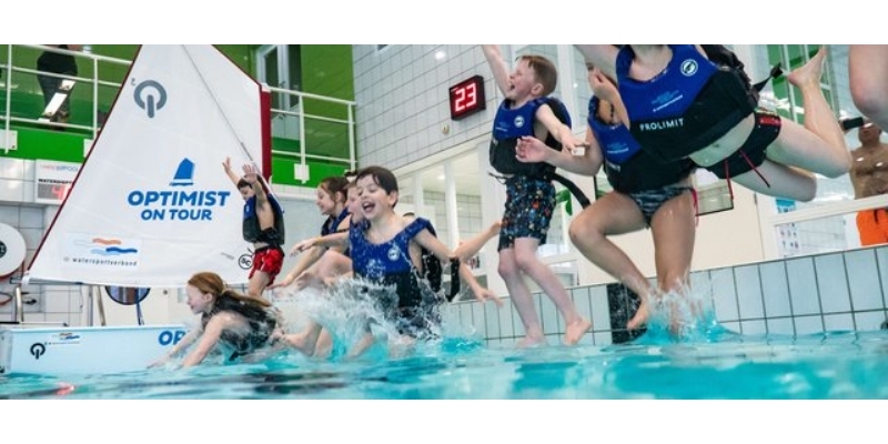 Met een echte zeilboot in Sportfondsenbad West