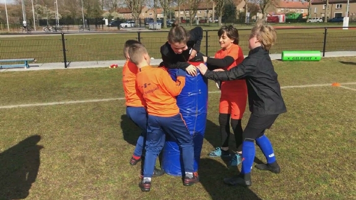 Kussen rechtop houden en er over heen klimmen | Rugby